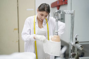 Ortopedi teknisyeni engelliler için protez bacak yapıyor..