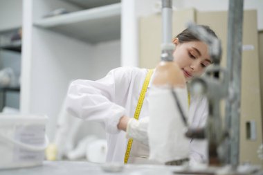Ortopedi teknisyeni engelliler için protez bacak yapıyor..