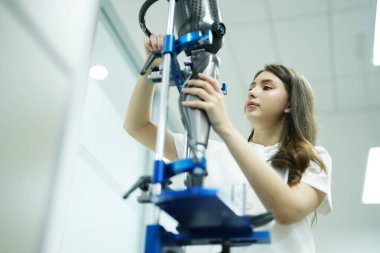 Ortopedi teknisyeni engelliler için protez bacak yapıyor..
