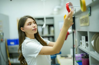 Ortopedi teknisyeni engelliler için protez bacak yapıyor..