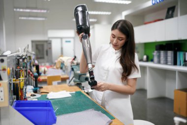 Ortopedi teknisyeni engelliler için protez bacak yapıyor..