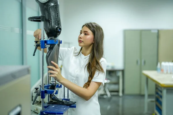 在工场为残疾人制造假肢的矫形外科技师 — 图库照片