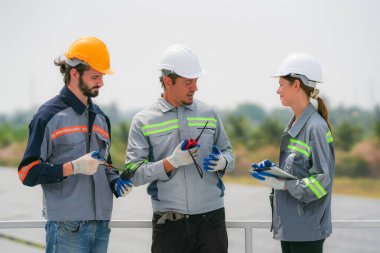 İnşaat alanında, mühendis elektrik santralinde güneş paneline hizmet veriyor..