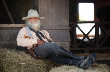 Texas çiftliğinde tabancası olan acımasız yaşlı kovboy, vahşi batı yaşam tarzı.