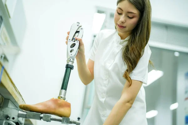 Technicien Orthopédique Faisant Jambe Prothétique Pour Les Personnes Handicapées Dans — Photo