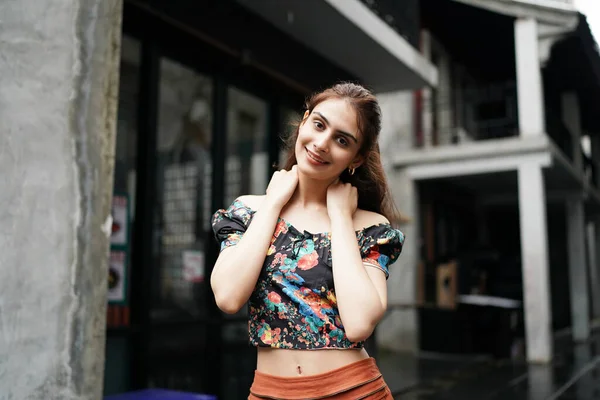Mode Modell Street Urban Bakgrund Vacker Sexig Kvinna Stilrena Minikjolskläder — Stockfoto
