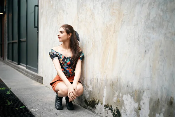 Modelka Tle Miejskim Ulicy Piękna Seksowna Kobieta Stylowych Modnych Minispódniczkach — Zdjęcie stockowe