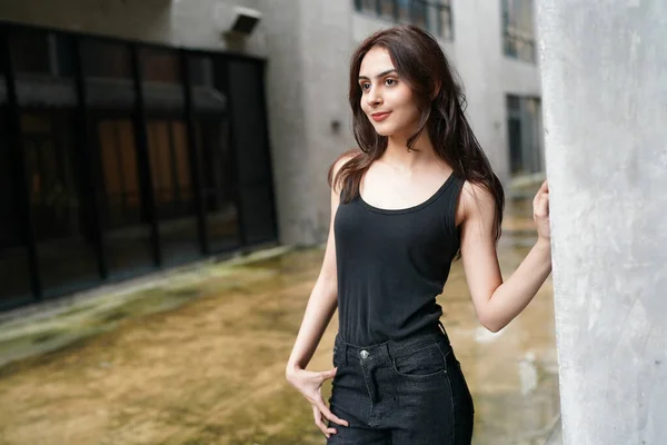 ファッションモデル スタイリッシュなファッショナブルな黒い服の美しいセクシーな女性 若い豪華なインドの女性ファッションモデル黒服を着て — ストック写真