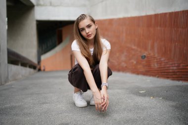 Kadınlar en az beyaz yerde poz vermekten hoşlanırlar. Minimum beyaz bir yer ve arka plan ve kafenin iç kısımlarında güzel sarışın beyaz kadın..