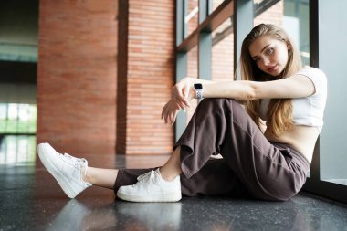 Kadınlar en az beyaz yerde poz vermekten hoşlanırlar. Minimum beyaz bir yer ve arka plan ve kafenin iç kısımlarında güzel sarışın beyaz kadın..