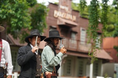 Texas çiftliğinde tabancalı vahşi kovboylar, vahşi batı yaşam tarzı