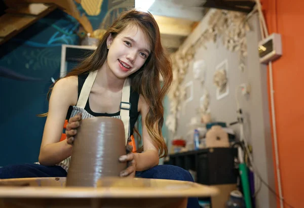 Piękna Młoda Kobieta Ceramika Artysta Stojący Warsztacie Ceramiki — Zdjęcie stockowe