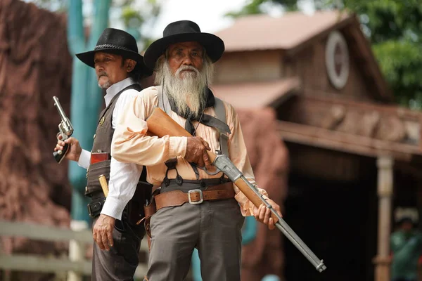 Koboi Senior Brutal Dengan Revolver Peternakan Texas Latar Belakang Barat — Stok Foto