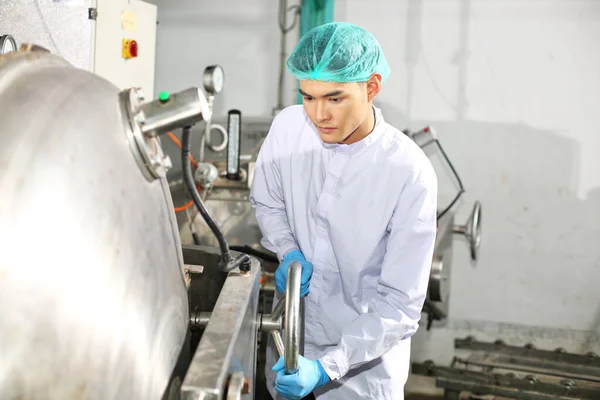 Азиатский Рабочий Работающий Заводе Пищевой Промышленности Проверка Процесса Производства Напитков — стоковое фото