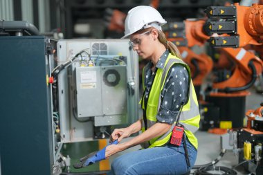 Robotik Silah Mühendisi Yapay Zeka, Programlama Geliştirme Teknolojisi yazılımı ile ekipmanları kontrol ediyor.