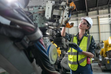 Robotik Silah Mühendisi Yapay Zeka, Programlama Geliştirme Teknolojisi yazılımı ile ekipmanları kontrol ediyor.