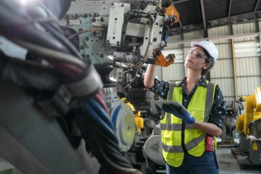 Robotik Silah Mühendisi Yapay Zeka, Programlama Geliştirme Teknolojisi yazılımı ile ekipmanları kontrol ediyor