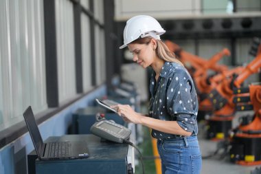 Robotik Silah Mühendisi Yapay Zeka, Programlama Geliştirme Teknolojisi yazılımı ile ekipmanları kontrol ediyor