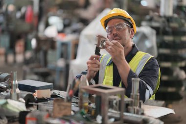 Metal üretim endüstrisinde çalışan bir fabrika çalışanı.