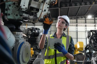 Robotik Silah Mühendisi Yapay Zeka, Programlama Geliştirme Teknolojisi yazılımı ile ekipmanları kontrol ediyor