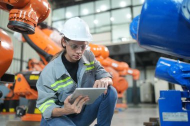 Robotik Silah Mühendisi Yapay Zeka, Programlama Geliştirme Teknolojisi yazılımı ile ekipmanları kontrol ediyor.