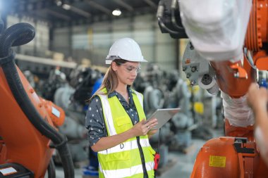 Robotik Silah Mühendisi Yapay Zeka, Programlama Geliştirme Teknolojisi yazılımı ile ekipmanları kontrol ediyor.