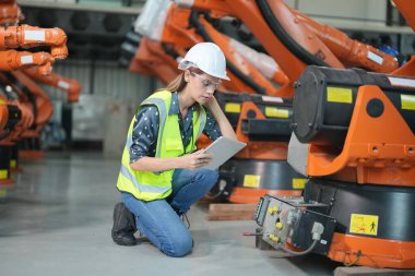 Robotik Silah Mühendisi Yapay Zeka, Programlama Geliştirme Teknolojisi yazılımı ile ekipmanları kontrol ediyor.