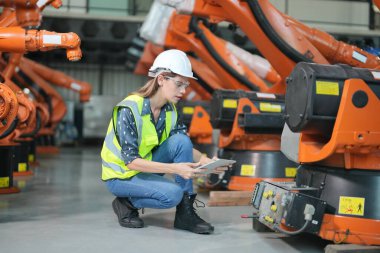 Robotik Silah Mühendisi Yapay Zeka, Programlama Geliştirme Teknolojisi yazılımı ile ekipmanları kontrol ediyor.