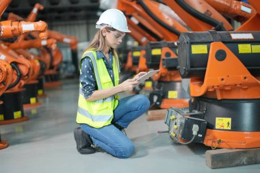 Robotik Silah Mühendisi Yapay Zeka, Programlama Geliştirme Teknolojisi yazılımı ile ekipmanları kontrol ediyor.