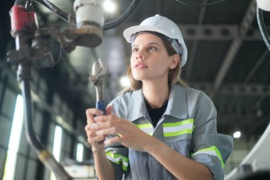 Robotik Silah Mühendisi Yapay Zeka, Programlama Geliştirme Teknolojisi yazılımı ile ekipmanları kontrol ediyor.