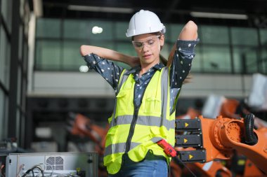 Robotik Silah Mühendisi Yapay Zeka, Programlama Geliştirme Teknolojisi yazılımı ile ekipmanları kontrol ediyor.