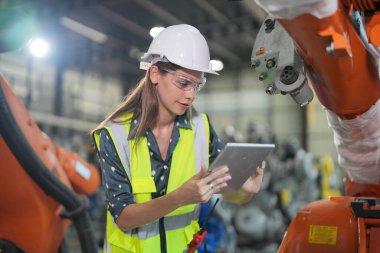 Robotik Silah Mühendisi Yapay Zeka, Programlama Geliştirme Teknolojisi yazılımı ile ekipmanları kontrol ediyor.