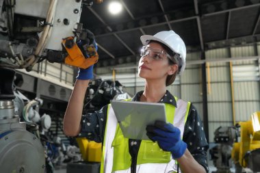 Robotik Silah Mühendisi Yapay Zeka, Programlama Geliştirme Teknolojisi yazılımı ile ekipmanları kontrol ediyor.