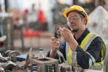 Robotik Silah Mühendisi Yapay Zeka Bilgisayar İşlemcisi Birimi 'nin ekipmanlarını kontrol ediyor