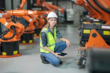 Robotik Silah Mühendisi Yapay Zeka, Programlama Geliştirme Teknolojisi yazılımı ile ekipmanları kontrol ediyor.