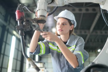 Robotik Silah Mühendisi Yapay Zeka, Programlama Geliştirme Teknolojisi yazılımı ile ekipmanları kontrol ediyor