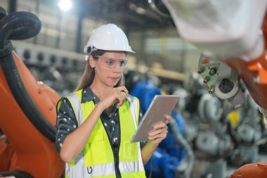 Robotik Silah Mühendisi Yapay Zeka, Programlama Geliştirme Teknolojisi yazılımı ile ekipmanları kontrol ediyor.