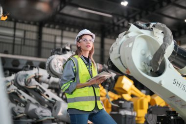 Robotik Silah Mühendisi Yapay Zeka, Programlama Geliştirme Teknolojisi yazılımı ile ekipmanları kontrol ediyor.