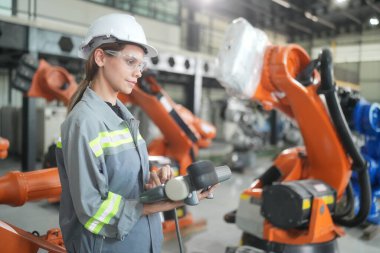 Robotik Silah Mühendisi Yapay Zeka, Programlama Geliştirme Teknolojisi yazılımı ile ekipmanları kontrol ediyor.