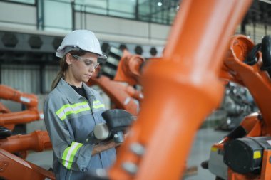 Robotik Silah Mühendisi Yapay Zeka, Programlama Geliştirme Teknolojisi yazılımı ile ekipmanları kontrol ediyor.