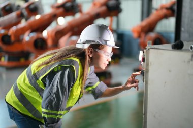 Robotik Silah Mühendisi Yapay Zeka, Programlama Geliştirme Teknolojisi yazılımı ile ekipmanları kontrol ediyor.