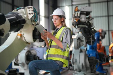 Robotik Silah Mühendisi Yapay Zeka, Programlama Geliştirme Teknolojisi yazılımı ile ekipmanları kontrol ediyor.