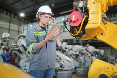 Robotik Silah Mühendisi Yapay Zeka, Programlama Geliştirme Teknolojisi yazılımı ile ekipmanları kontrol ediyor