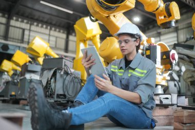 Robotik Silah Mühendisi Yapay Zeka, Programlama Geliştirme Teknolojisi yazılımı ile ekipmanları kontrol ediyor.