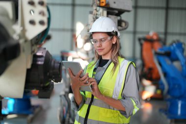 Robotik Silah Mühendisi Yapay Zeka, Programlama Geliştirme Teknolojisi yazılımı ile ekipmanları kontrol ediyor.