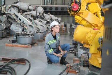 Robotik Silah Mühendisi Yapay Zeka, Programlama Geliştirme Teknolojisi yazılımı ile ekipmanları kontrol ediyor.