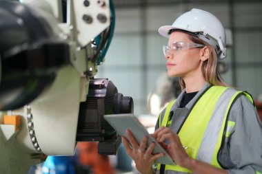 Robotik Silah Mühendisi Yapay Zeka, Programlama Geliştirme Teknolojisi yazılımı ile ekipmanları kontrol ediyor.