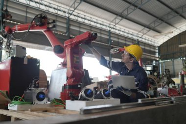Robotik Silah Mühendisi Yapay Zeka Bilgisayar İşlemcisi Birimi 'nin ekipmanlarını kontrol ediyor
