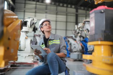 Robotik Silah Mühendisi Yapay Zeka, Programlama Geliştirme Teknolojisi yazılımı ile ekipmanları kontrol ediyor.