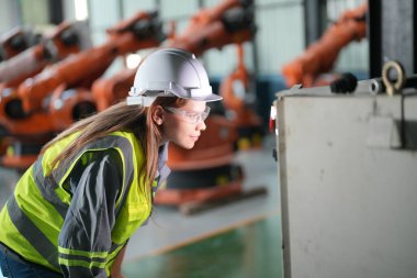 Robotik Silah Mühendisi Yapay Zeka, Programlama Geliştirme Teknolojisi yazılımı ile ekipmanları kontrol ediyor.